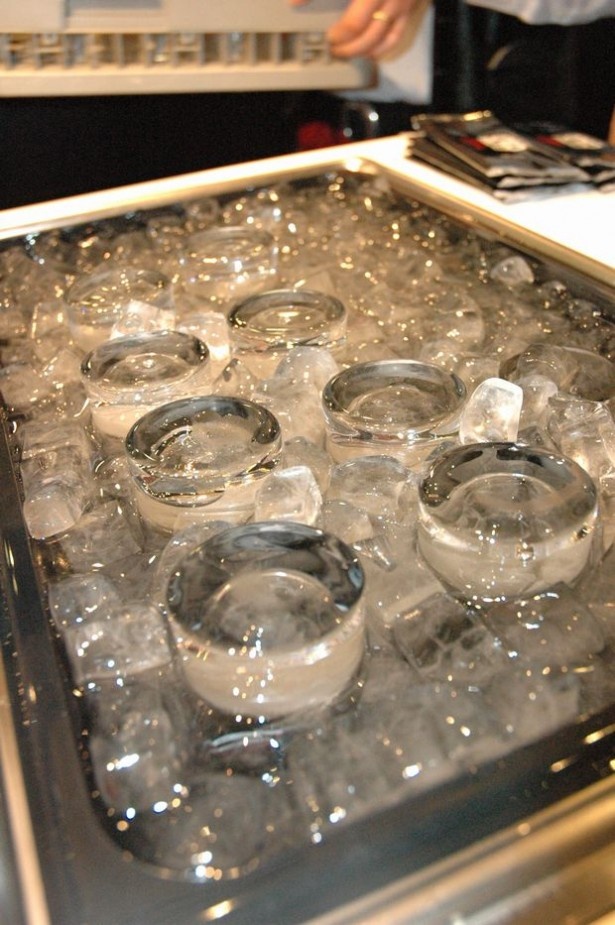氷水で冷やしたグラス。ことしは小容量（285ml）タンブラーが導入される