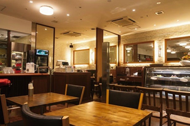 広々とした店内は テーブル席の他、ソファやカウンターも