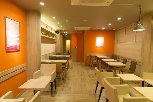 JUICE ZONE 渋谷桜丘店は木目調のナチュラルな雰囲気