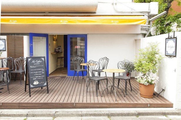 ミカフェート表参道店には気持ちのよいテラス席もある