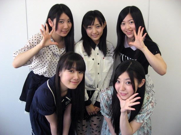 後列左から、秋元瑠海(16）・富永美杜(16)・早坂香美(16) 前列左から、高橋麻里(18)・白戸佳奈(19)