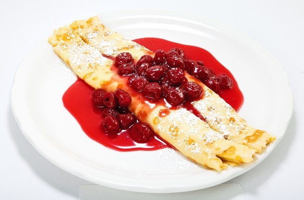 手作りソースで煮込んだチェリーが入ったチェリークレープ(1280円)