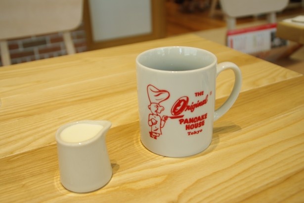 ロゴの入ったオリジナルマグカップで提供されるこだわりのコーヒー
