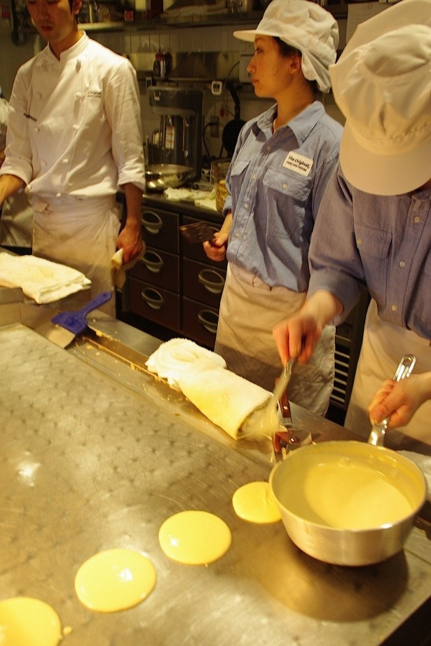 3日間熟成させたパンケーキ生地を鉄板で一枚ずつ丁寧に焼き上げる