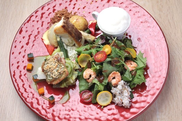 ボリューム満点の「休日プレートランチ」(2625円)