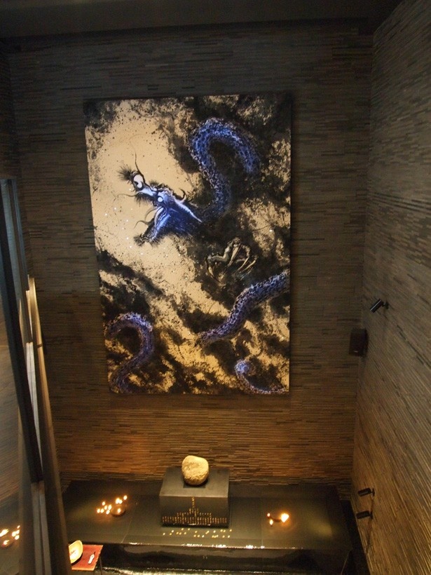 地下1階には、柏原晋平さんが描いた“龍の墨絵”が飾られ、墨絵に四季折々のCGがプロジェクションマッピングされている