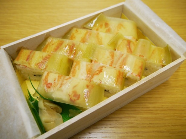 「かにの日」の前後を含めた6/21（金）～23（日）の3日間限定で「かに箱寿司」が半額で販売される