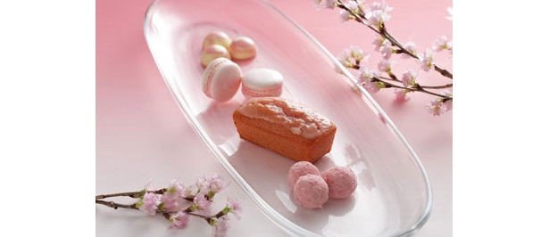 手前から、桜クッキー（￥600）、桜パウンドケーキ、桜マカロン（￥700）、桜チョコ（￥600）
