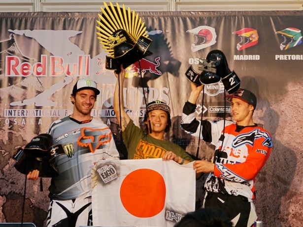 大会後の記者会見には、優勝の東野選手、準優勝のトーマス選手、3位のアダム選手、競技ディレクターのテス氏ら4名が登壇した