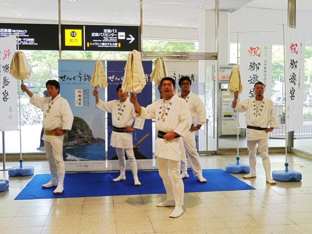 伊勢神宮の遷宮諸行事の「お白石持行事」で歌われる祝儀歌「木遣（きや）り歌」も披露された