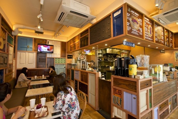 広尾にあるアサイーカフェはナチュラルな雰囲気の店内