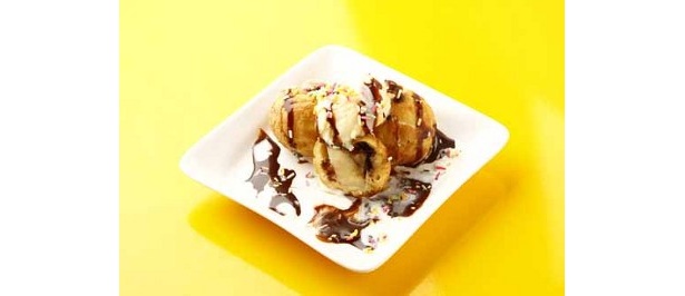 バナナとチョコソースを包んだ生地に、バニラアイスとチョコソースをかけ、チョコスプレーでカラフルに仕上げたチョコバナナ焼き(3個)400