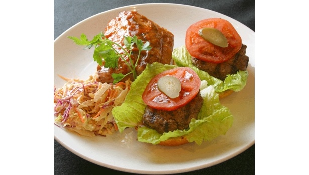 アジアンBBQ＆スペアリブ＆ミニバーガ。パーティ用に食べやすいサイズ