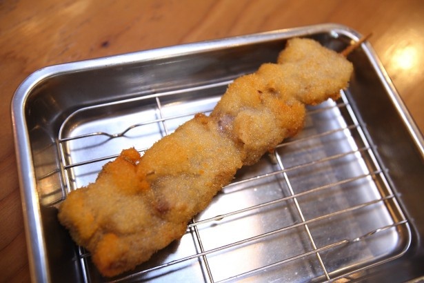 【写真を見る】通常の約3倍もある名物「横綱串かつ(牛)」
