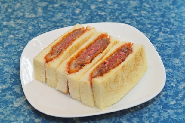 牛ヒレ肉100gを豪快にサンドした隠れ名物「ヘレカツサンド」