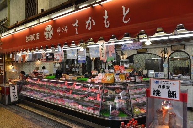 1本80円の串カツも大好評！新世界市場の入口に立つ肉のさかもと