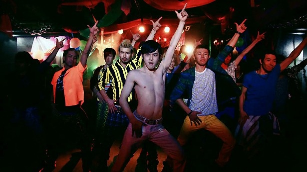 すっかりクールになった男性たちがダンスを披露