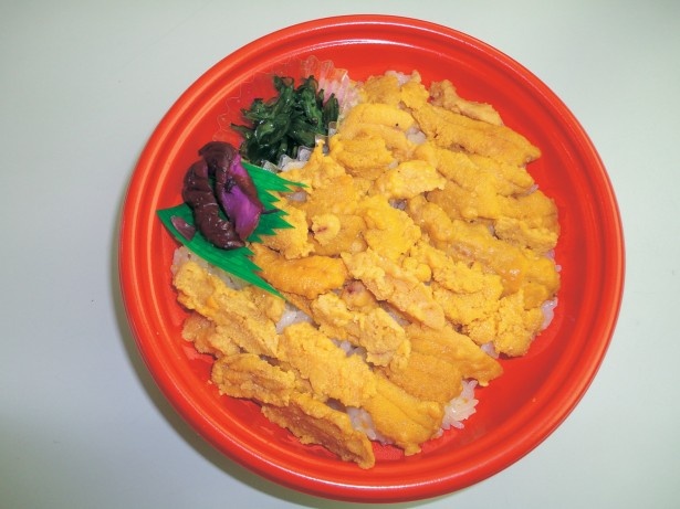 ヒロインが販売していた駅弁の「ウニ丼」が食べられる！