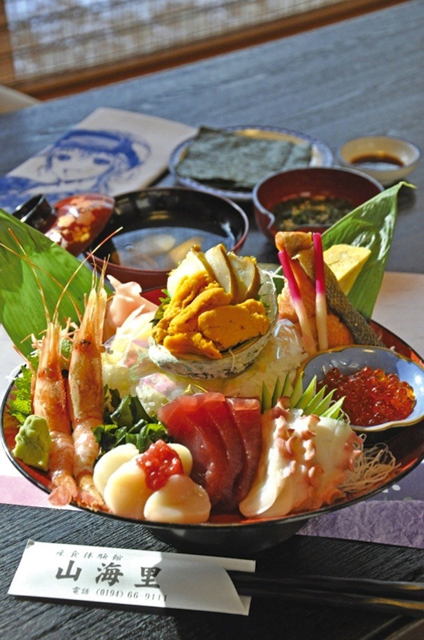 アワビやボタンエビなどが覆う「海女丼」(2980円)は予約がベター