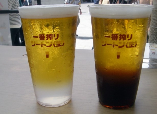 「一番搾りツートン＜生＞」。右がコーヒー、左がライチ。