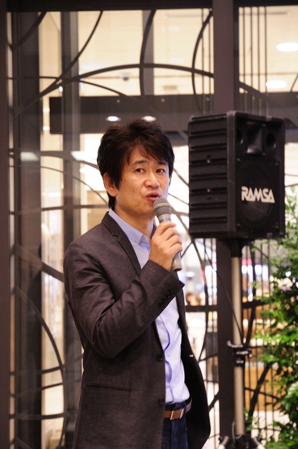 ストアデザインを手がけた間宮吉彦氏。「街の多様性を取り入れた楽しい売り場作りで愛着を持ってもらえれば」と語る。