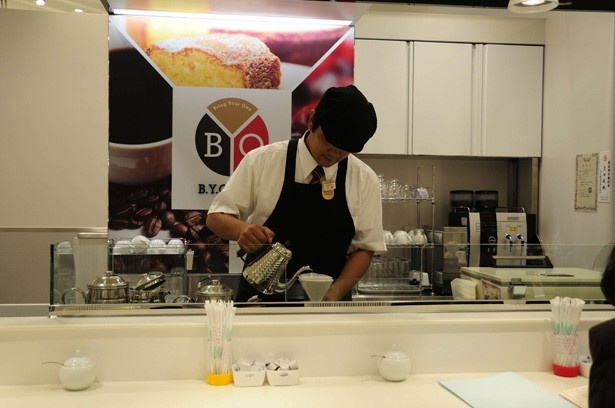 B1F 「B.Y.O CAFE」ではショップで買ったスイーツを持ち込んで、自家焙煎のコーヒーと共に楽しめる。