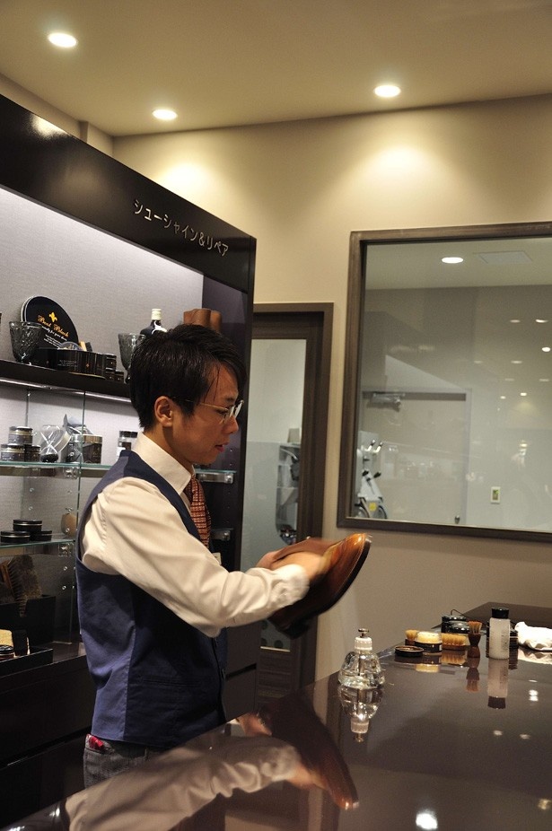 おしゃれな男は靴もおろそかにしない。バーカウンターのような空間で靴を磨いてくれる、7F「シューシャインラウンジ」。