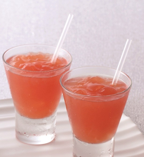 スイカの甘さをそのまま生かした「飲むぜりぃ すいか」(368円)