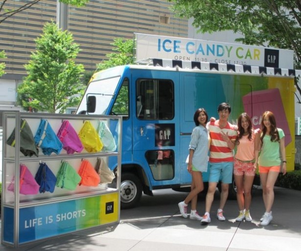 【写真を見る】「COLOR SHORTS」の販売を記念して走行する特製ラッピングカー