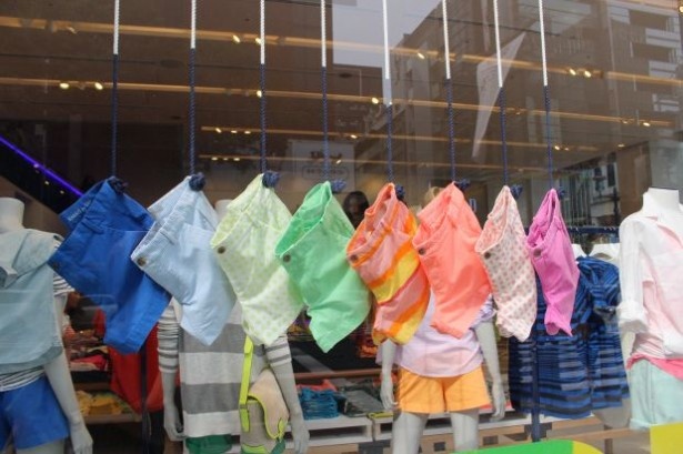 Gapは「LIFE IS SHORTS」をテーマに掲げ、オプティミスティックで開放感にあふれたコレクションを展開