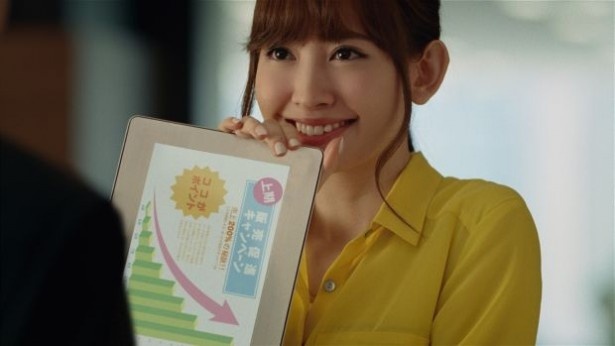 【写真を見る】こじはるの笑顔に癒される！