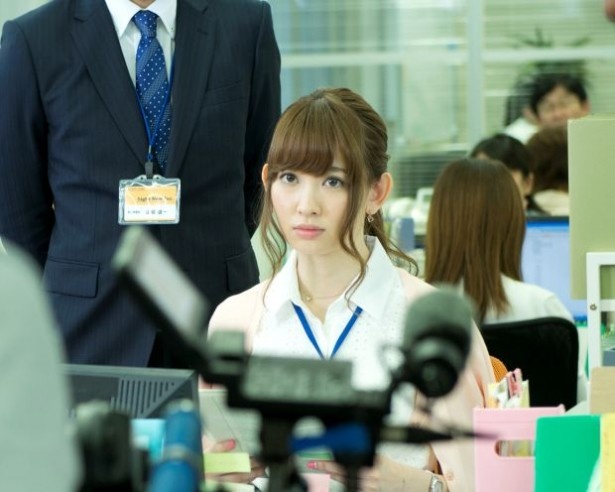 人気メンバーが、様々なシチュエーションでOL役を演じている