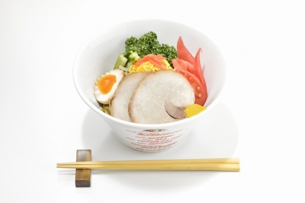 「あじさい」冷しもやし麺￥850/酸味とゴマ油、そして細めんなので食欲のない暑い夏にもぴったり。ニンジンやキュウリや卵など彩りも豊か。ナムルのシャキシャキ感も涼しげ