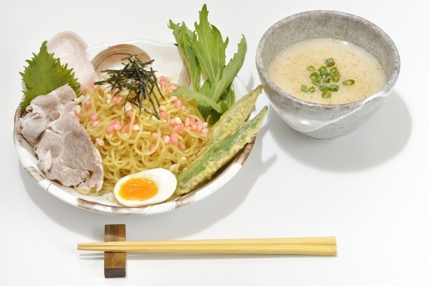 「銀波露」和風とんこつ塩つけ麺￥850/豚骨と手塩産シジミのダブルスープのうま味がしっかりとした冷たいつけダレは爽やかな味わい。梅酢味の揚げ玉の食感と彩りも楽しい