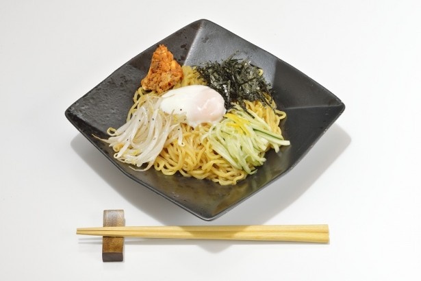 「拉麺shin.」香辣涼麺（シャンラーリャンメン）￥780/ピリッとくる山椒系の辛さが夏向けのあえ麺は、温玉を混ぜることでマイルドな味に変化。他にはない独特の味わいと香りは秀逸