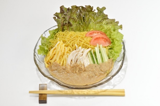 「らーめん そら」バンバンジー冷やし麺￥800/贅沢に使用したゴマの香りが食欲をそそる、ビールにも合いそうな一品。サラダ感覚で食べられるのもうれしい