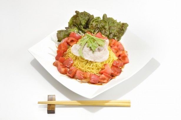 「さっぽろ大心」ピリ辛トマト麺￥800/トマトの鮮やかさとオニオンスライスがいいアクセント。辛みそベースのタレとの相性も抜群。ヘルシーな一杯に仕上がっている