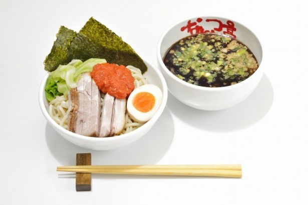 「なんつッ亭」トマト味噌つけめん￥900/夏らしさを強調させるトマトペーストは、なんつッ亭の濃厚スープをさっぱりとした味わいに変化させる。冷たいスープのつけ麺