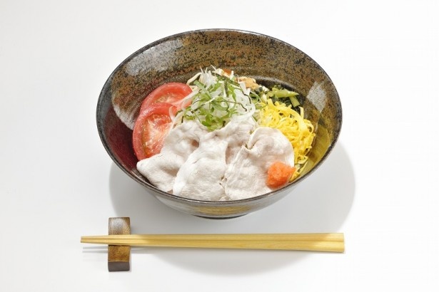 「梅光軒」和風冷し麺ホエー豚の冷しゃぶのせ￥800/煮干しとカツオの風味が梅光軒ならではの醤油ダレにマッチ。タマネギを使った甘いタレは、食感もあり、さっぱりとした味わい