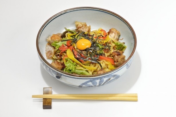 「白樺山荘」お茶の油そば￥880/ジャスミンに長時間漬けた鶏肉のコンフィなど、ラーメンに留まらない斬新な発想が楽しい油そば。オクラのネバネバ感が夏バテに効果的！