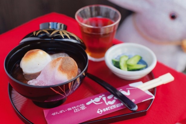 【写真を見る】紅白の焼餅が縁結びに効果ありそうな「縁結びぜんざい」