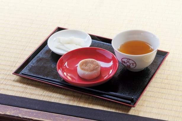 ご縁横丁で味わえる「出雲ぜんざい餅」のお茶セット