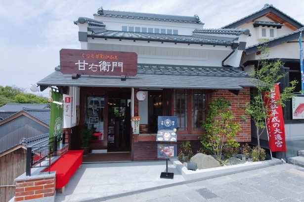目と白を基調とした落ち着いた雰囲気の店内で和スイーツを満喫しよう