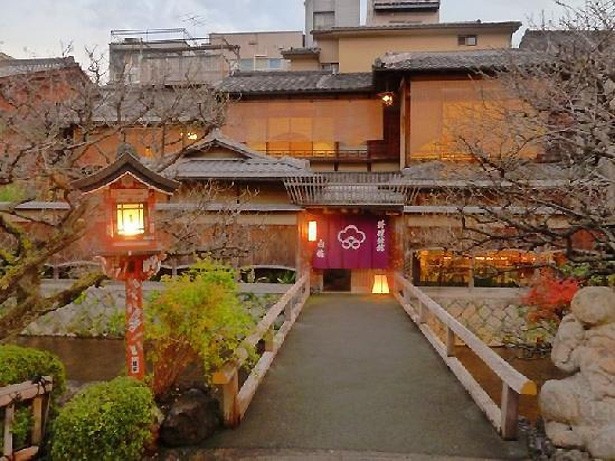【写真を見る】外資系ホテルから旅館、ゲストハウスまで様々な宿泊施設がランクイン