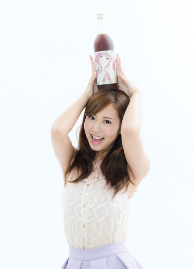 【写真を見る】「お嬢様酵素」を手にする岩田さゆり