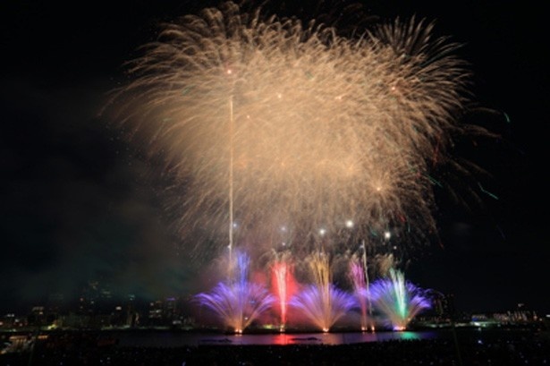 第25回なにわ淀川花火大会では超ワイドなスターマインや水中スターマインなど、華やかな花火が登場予定