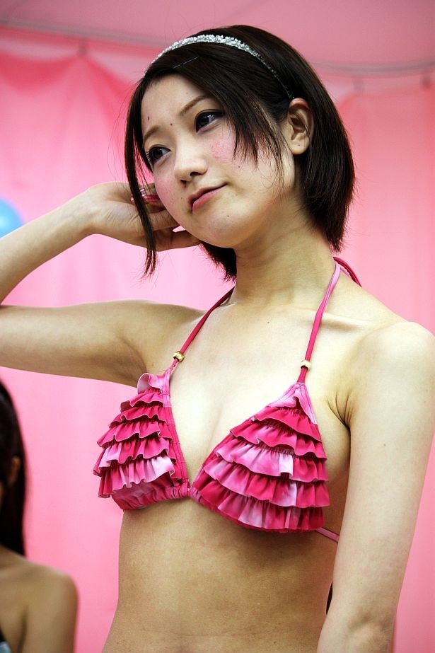 「革命！グラドル新党」に出演する人気グラビアアイドルたち 20/25