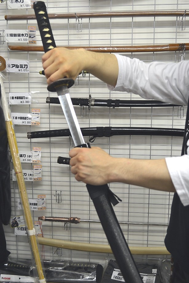 模造刀などの武器も発売中