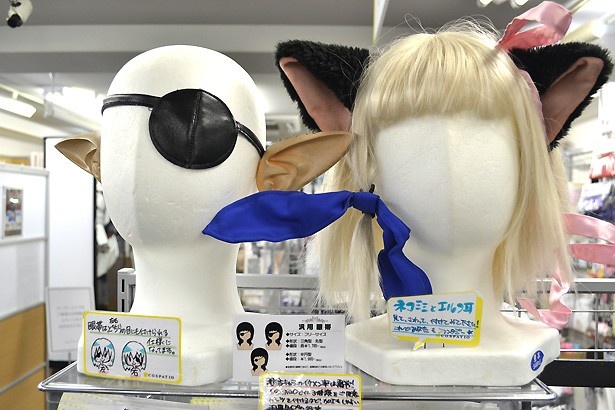 ネコ耳や眼帯などのグッズも発売中