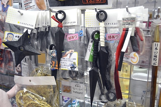くないや手裏剣などの武器も取り扱っている